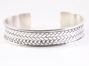 31822 Zware zilveren klemarmband met vlechtpatroon