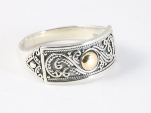 24507 Traditionele bewerkte zilveren ring met 18k gouden decoratie