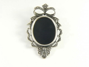 62011 Bewerkte zilveren broche met onyx