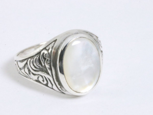25424 Zware bewerkte zilveren ring met parelmoer