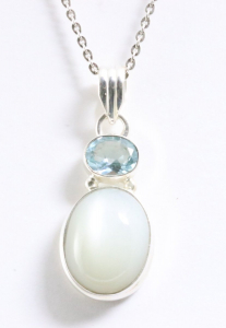 42902+HK Zilveren hanger met witte maansteen en blauwe topaas aan ketting