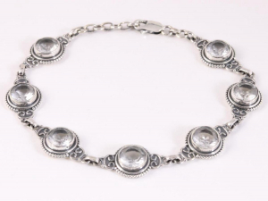 31853 Bewerkte zilveren armband met bergkristal