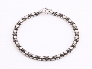 32426 Fijne bewerkte zilveren armband - lengte 18 cm.