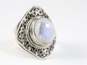 24529 Bewerkte zilveren ring met regenboog maansteen - maat 17.5