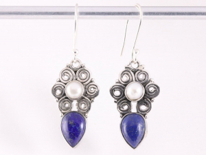 53797 Bewerkte zilveren oorbellen met lapis lazuli en parel