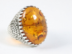 25472 Zware bewerkte zilveren ring met amber