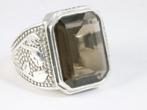 25553 Zware bewerkte zilveren ring met rookkwarts
