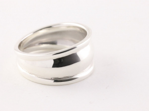 23284 Brede hoogglans zilveren ring met ribbels