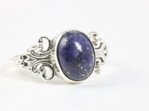 24822 Fijne bewerkte zilveren ring met lapis lazuli