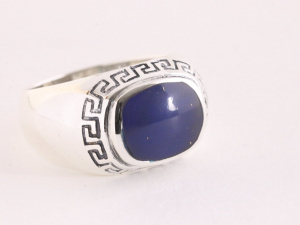 23784 Bewerkte zilveren herenring met lapis lazuli