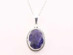 42248+HK Bewerkte zilveren hanger met blauwe saffier aan ketting