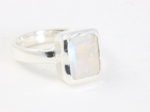 24964 Hoogglans zilveren ring met regenboog maansteen