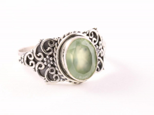 23098 Bewerkte zilveren ring met prehniet