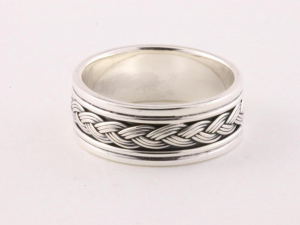22838 Zilveren ring met vlechtmotief
