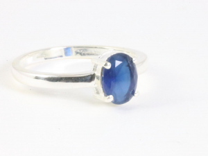24441 Fijne hoogglans zilveren ring met blauwe saffier