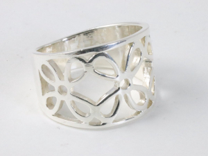 24526 Brede opengewerkte zilveren ring met bloemen motief