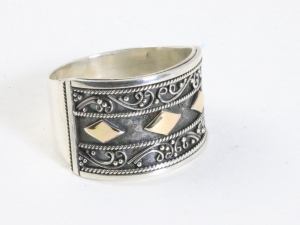 24684 Traditionele bewerkte zilveren ring met 18k gouden decoraties