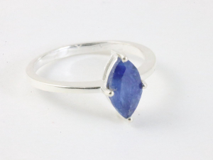 25053 Fijne hoogglans zilveren ring met blauwe saffier