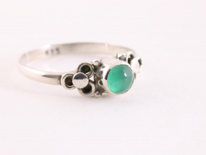 23419 Fijne bewerkte zilveren ring met groene onyx