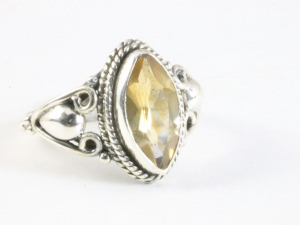 24426 Fijne bewerkte zilveren ring met citrien