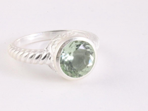 21836 Bewerkte zilveren ring met groene amethist - maat 18