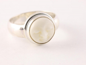23251 Zilveren ring met maangezicht