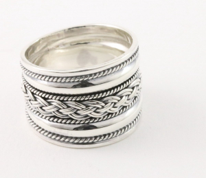 21998 Brede zilveren ring met vlechtmotief en kabelpatronen