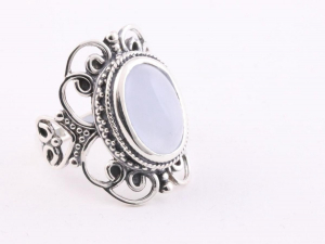 22775 Opengewerkte zilveren ring met blauwe chalcedoon