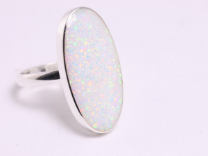 23809 Langwerpige zilveren ring met welo opaal