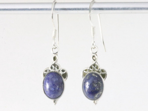54847 Fijne bewerkte zilveren oorbellen met lapis lazuli