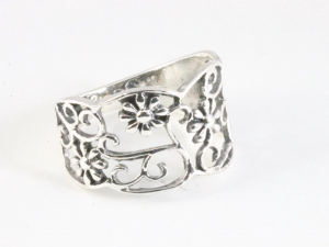 24948 Opengewerkte zilveren ring met bloemen