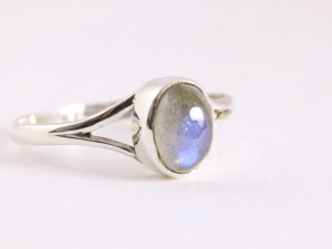 23982 Fijne zilveren ring met labradoriet