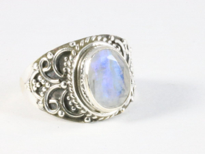 24432 Bewerkte zilveren ring met regenboog maansteen