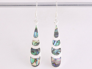 52369 Lange druppelvormige zilveren oorbellen met abalone schelp