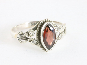 24918 Fijne bewerkte zilveren ring met granaat