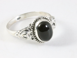 25277 Bewerkte zilveren ring met onyx