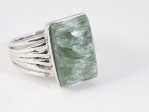 25048 Zware zilveren ring met groene serafiniet