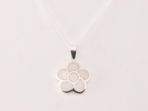 41442+HK Fijne bloemvormige zilveren hanger met parelmoer aan ketting