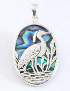 43528 Ovale zilveren hanger met kraanvogel op abalone schelp