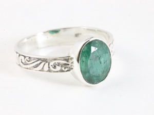 24851 Fijne bewerkte zilveren ring met smaragd