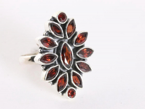 23532 Zilveren ring met granaat stenen