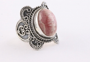 21630 Bewerkte zilveren ring met rhodochrosiet