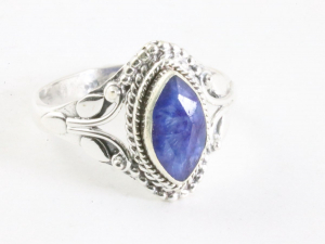 25123 Fijne bewerkte zilveren ring met blauwe saffier