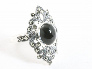 25621 Opengewerkte zilveren ring met onyx en marcasiet