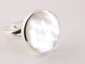 23952 Ronde hoogglans zilveren ring met parelmoer