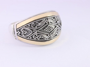21787 Traditionele bewerkte zilveren ring met 18k gouden banden