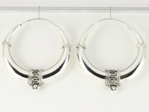 51213 Grote bewerkte zilveren Bali oorringen - ø 52 mm.