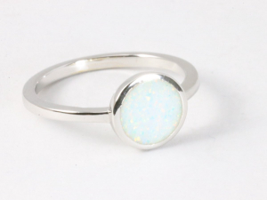 25509 Fijne ronde hoogglans zilveren ring met welo opaal