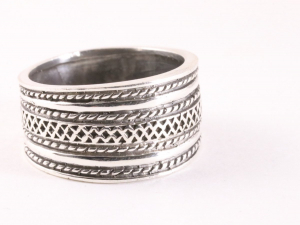 24397 Brede zilveren ring met kabelpatronen