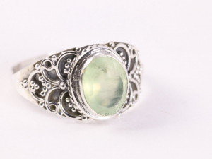 21034 Bewerkte zilveren ring met prehniet
